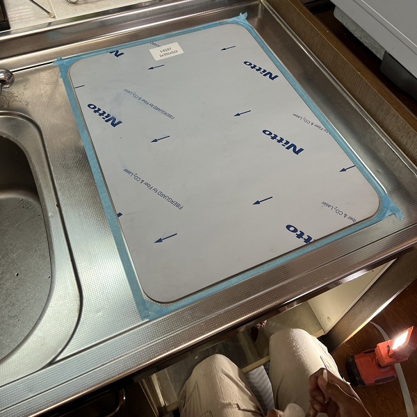 トステムトップオープン食洗機取替　ステンレスふた取付け
